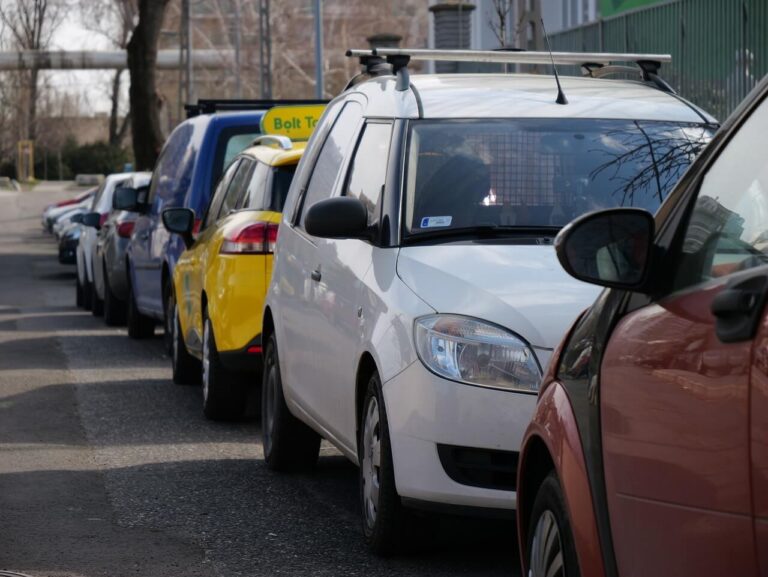 auto zatrzymane na ulicy