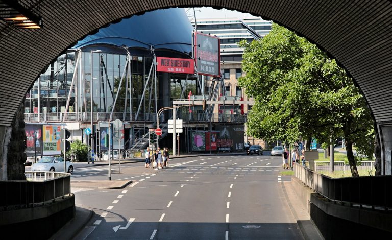 widok z tunelu na miasto