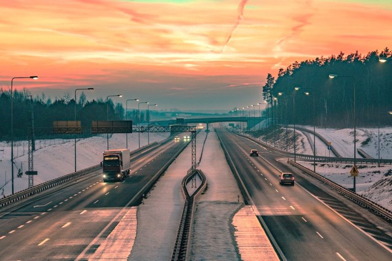 Autostrada w Polsce nad ranem. Mały ruch na drodze