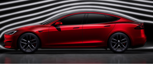 czerwony samochód marki Tesla na biało-czarnym tle
