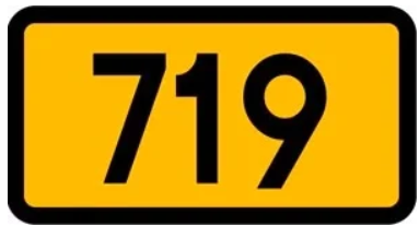 znak z czarną ramką i czarną liczbą 719 na żółtym tle