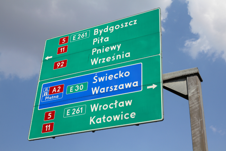 tablica z zielonym tłem i nazwami miejscowości